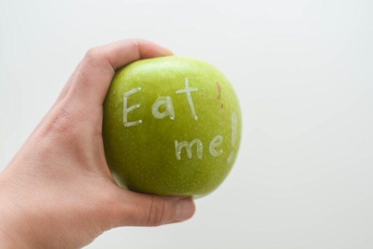 Photo "How to cope with food temptations and achieve your health goals"