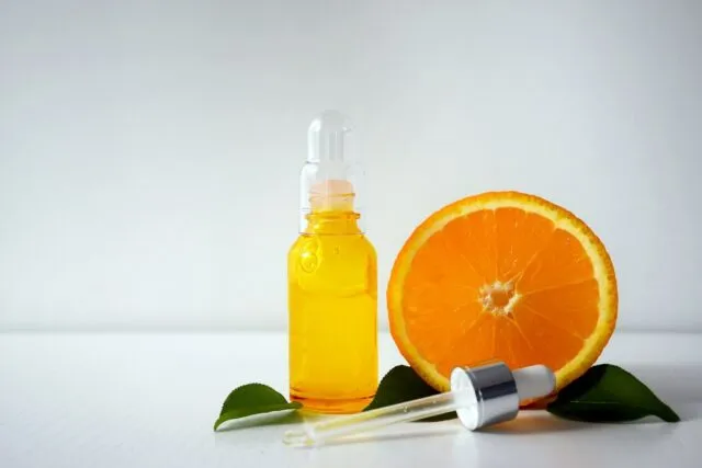 O sticlă de ser cu vitamina C